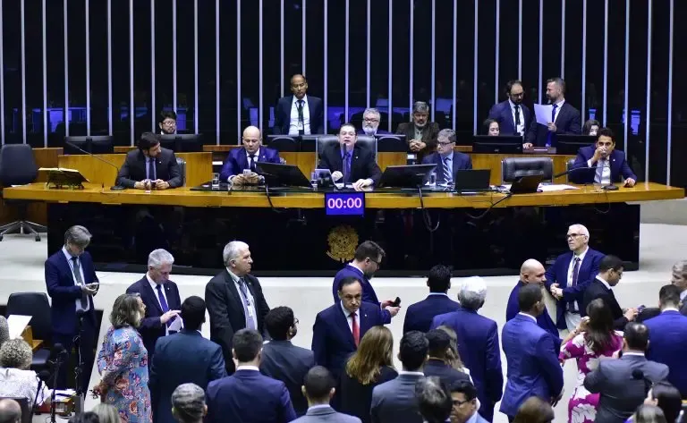 Concurso Câmara dos Deputados 2025 abre inscrições com salários de até R$ 30,8 mil